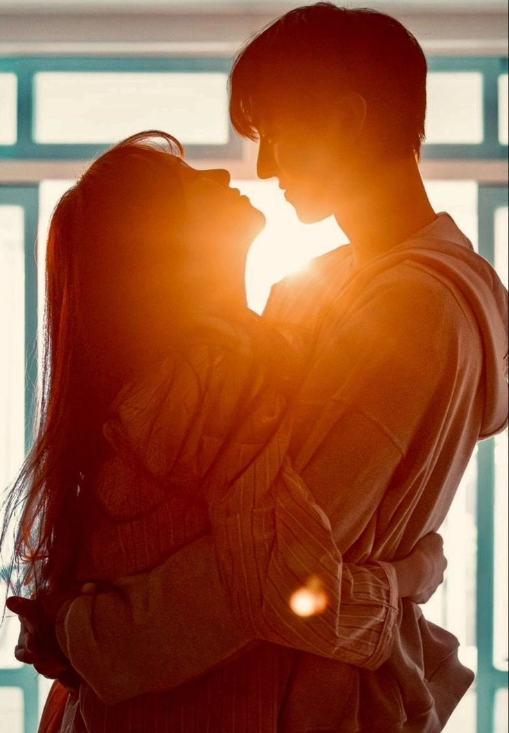 Hình nền cặp đôi nắm tay giữa hoàng hôn