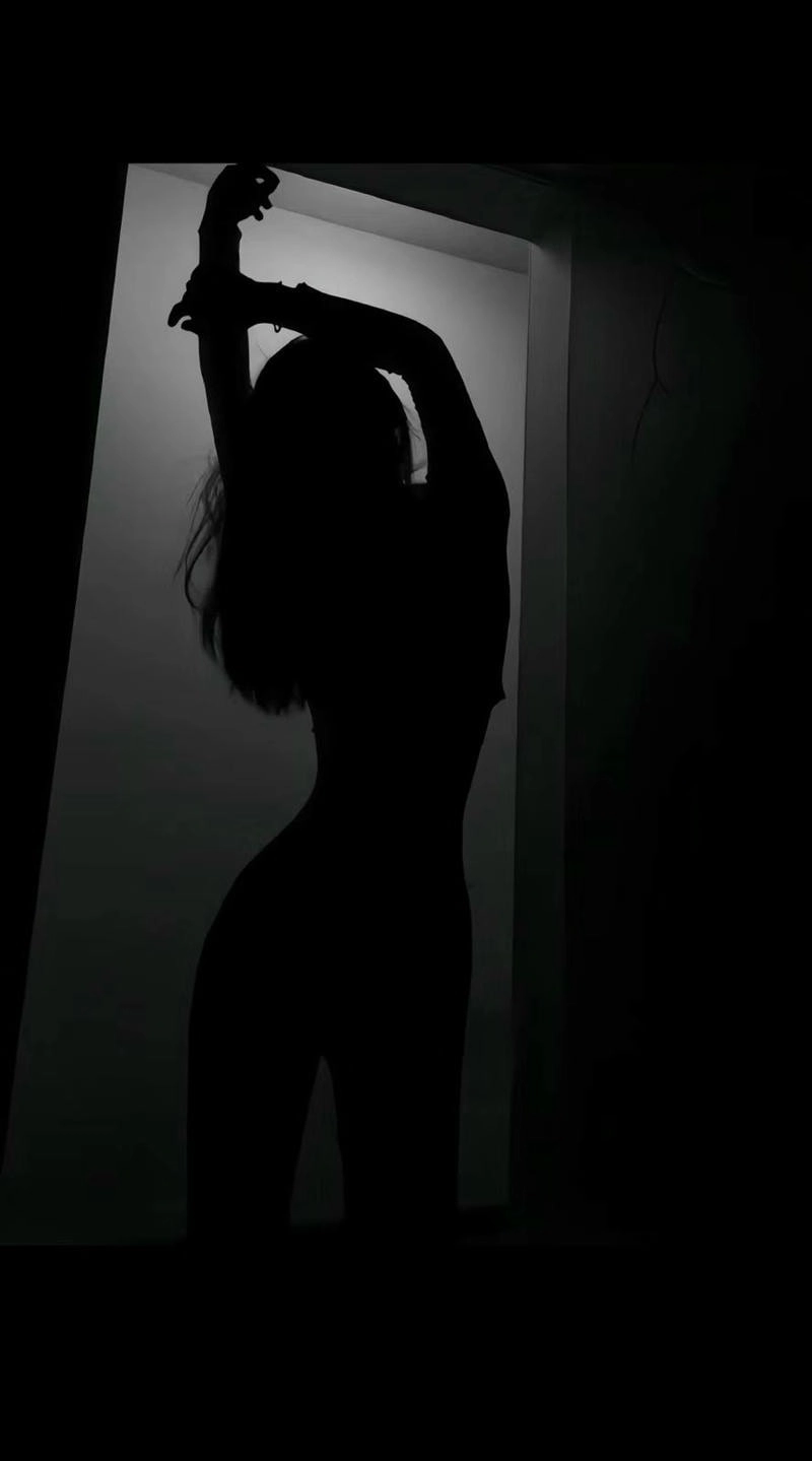 Hình nền đen đẹp cho điện thoại nổi bật từng chi tiết