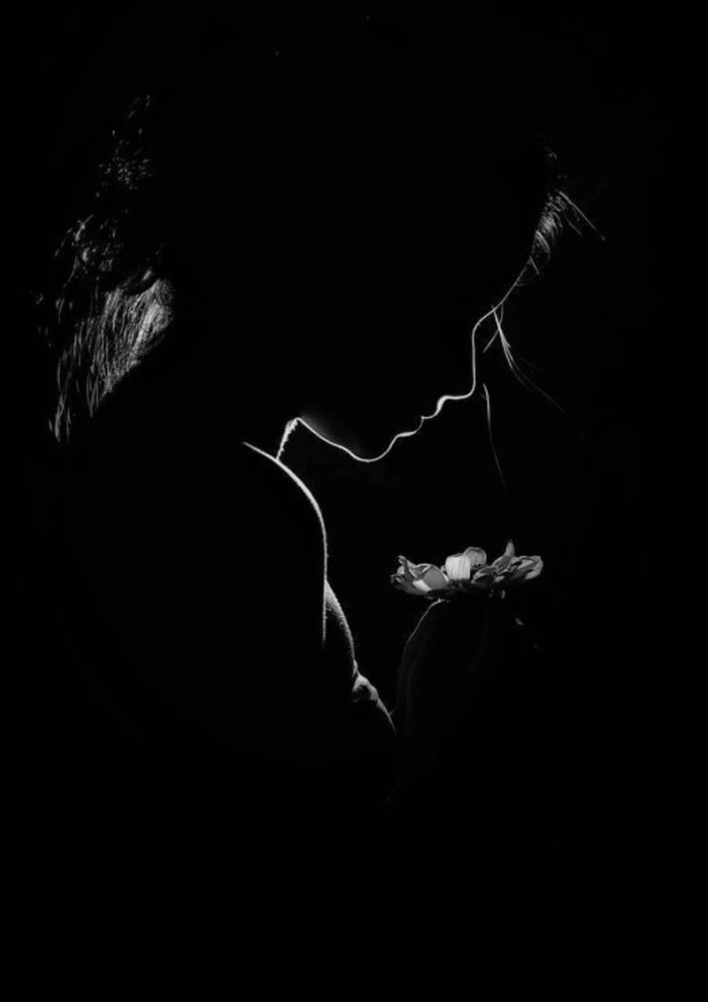 Hình ảnh phụ nữ buồn đẹp đầy tính nghệ thuật và cảm xúc