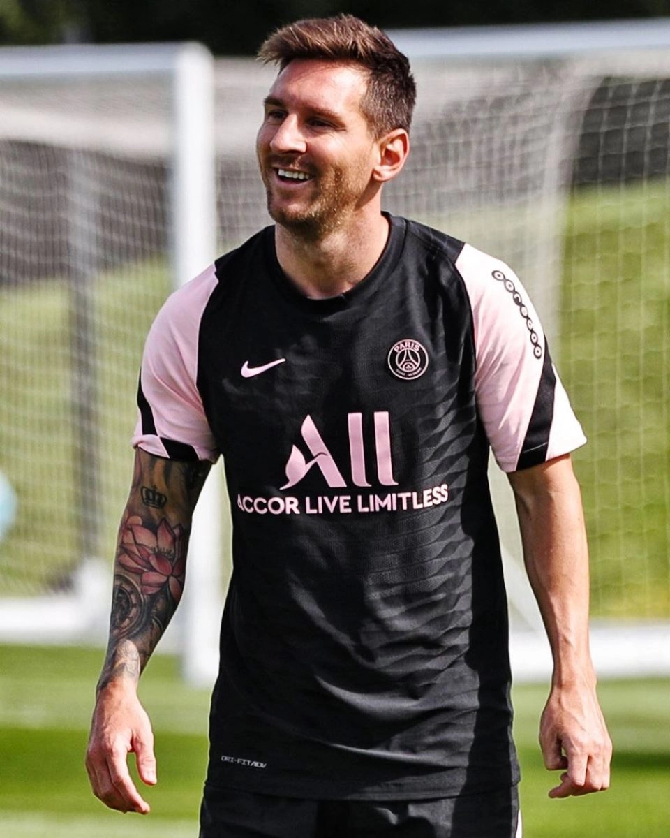 Hình nền Messi đẹp tỏa sáng trên sân cỏ