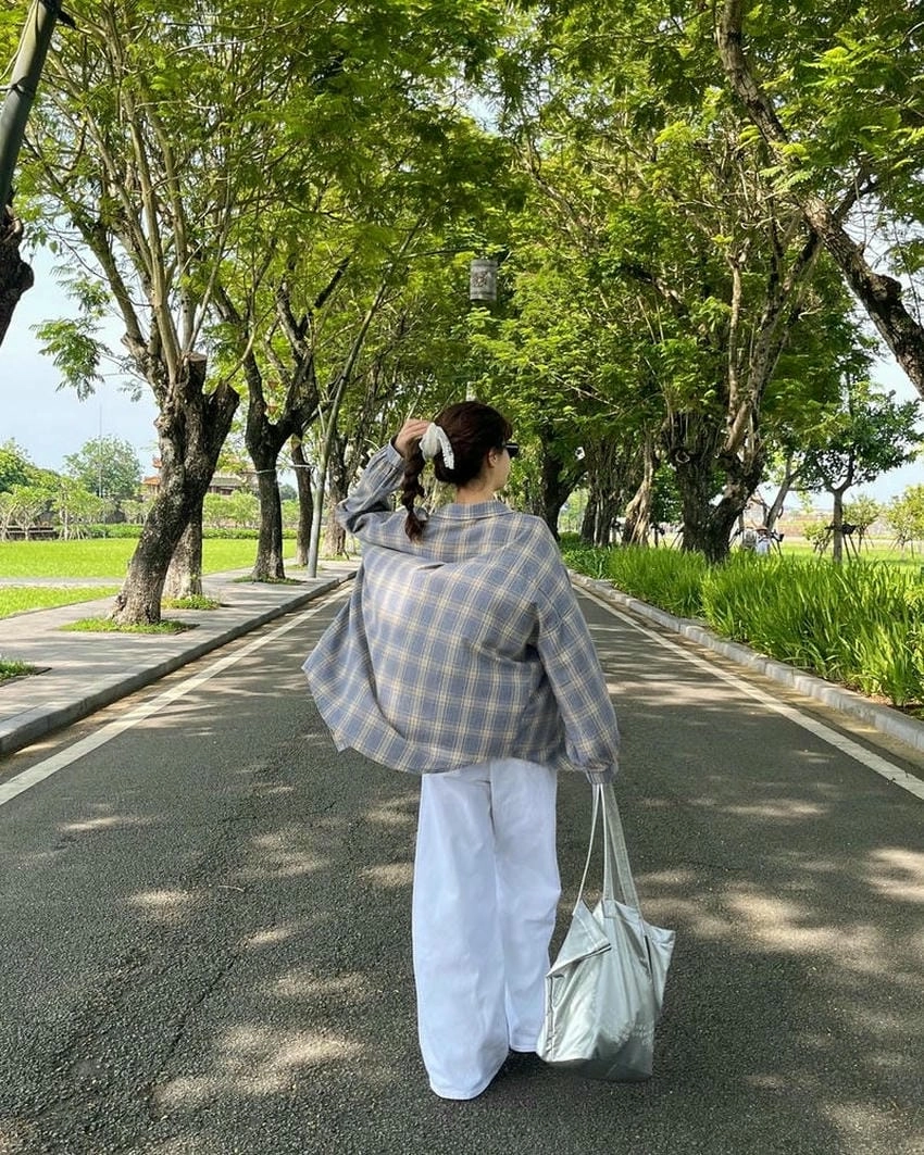 Hình nền ngầu cute nữ trẻ trung và lạ mắt