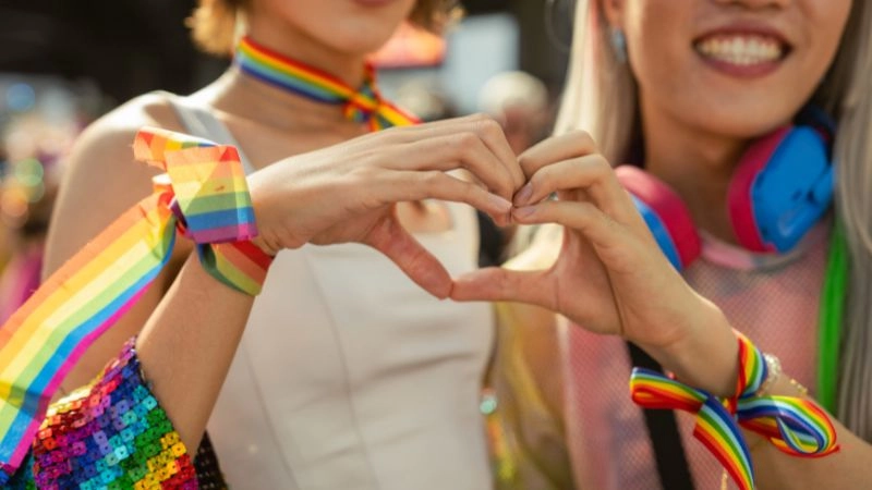 Biểu tượng của LGBT là gì lá cờ cầu vồng tượng trưng cho tự do yêu