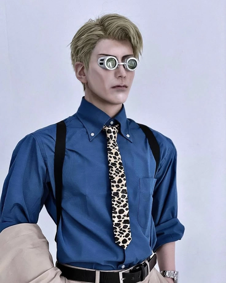 Nanami Kento cosplay Kento với kính mắt và suit đỉnh cao