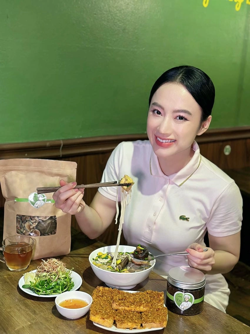 Angela Phương Trinh livestream, phong cách bán hàng độc đáo