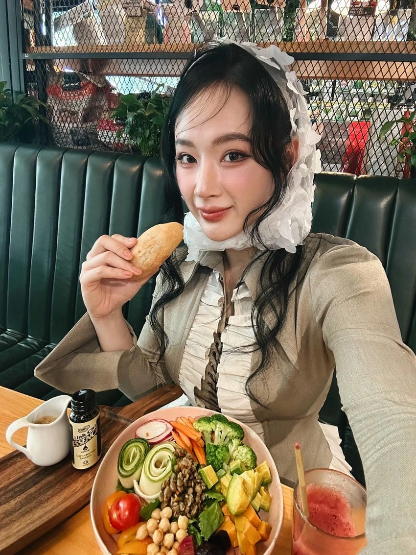 Hình Angela Phương Trinh, từ gợi cảm đến thanh tịnh