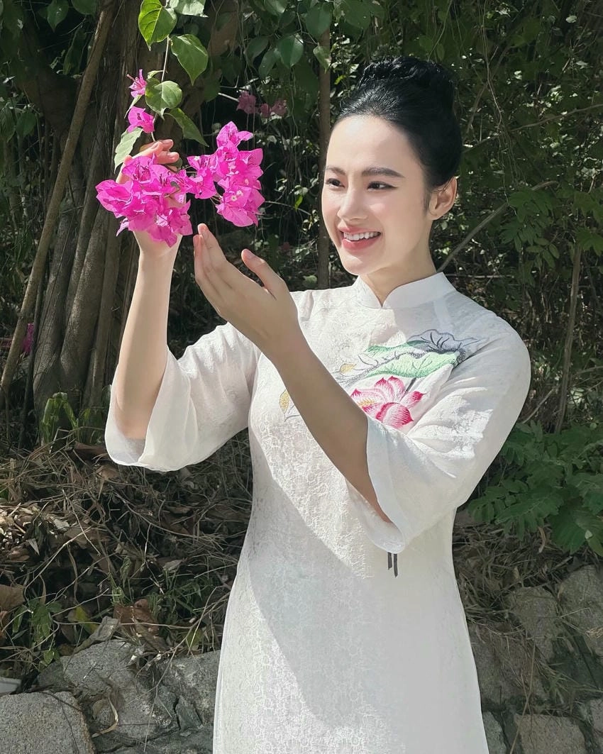 Angela Phương Trinh hát, giọng ca trong trẻo nhưng ít dấu ấn
