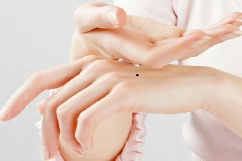 Giải mã dự đoán tính cách và vận mệnh qua nốt ruồi ở tay