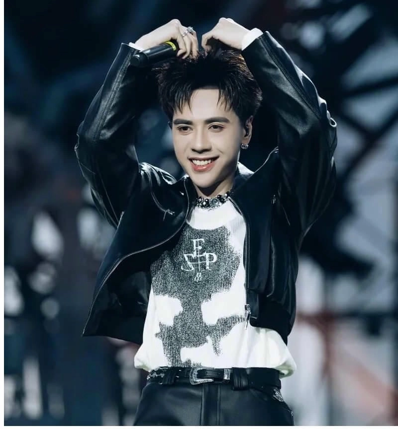 Cùng ngắm ảnh anh trai say hi quang hùng