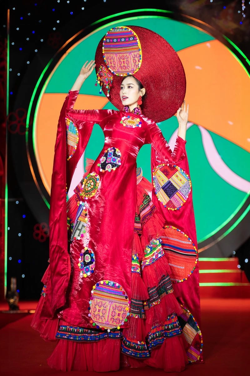 Đắm mình trong thế giới Đỗ Thị Hà gợi cảm