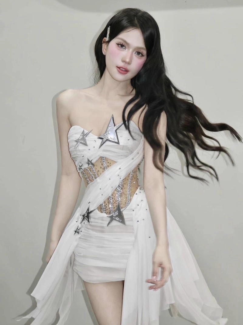 Cùng ngắm Ngọc Trinh xinh đẹp