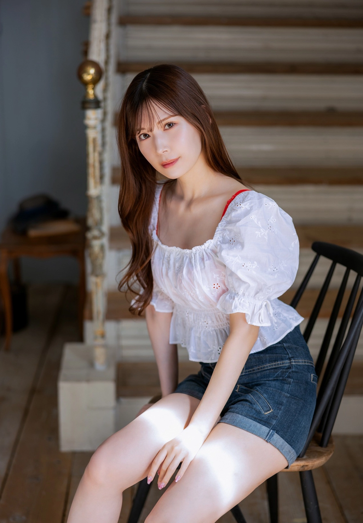 Akari Tsumugi nổi bật với đường cong cuốn hút