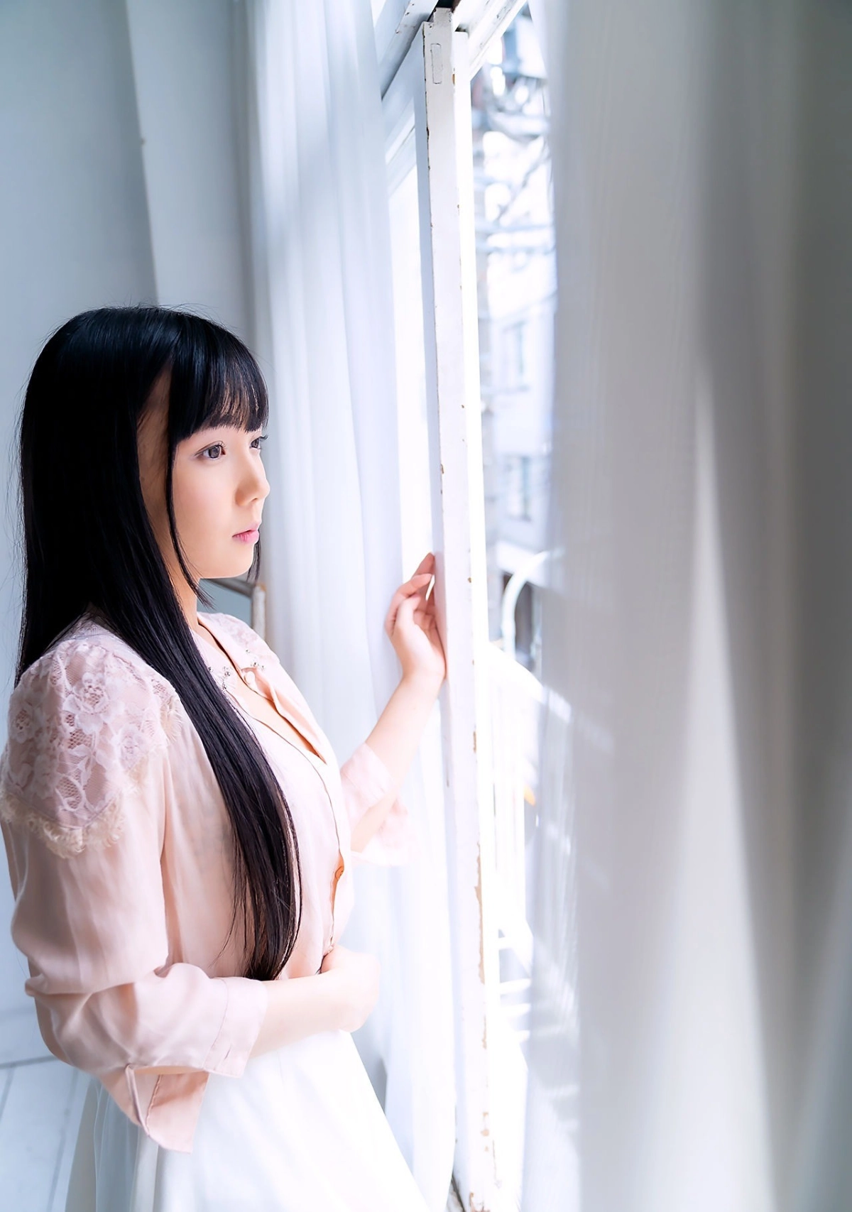 Mayoi Arisaka nổi bật với sắc đẹp đầy cuốn hút