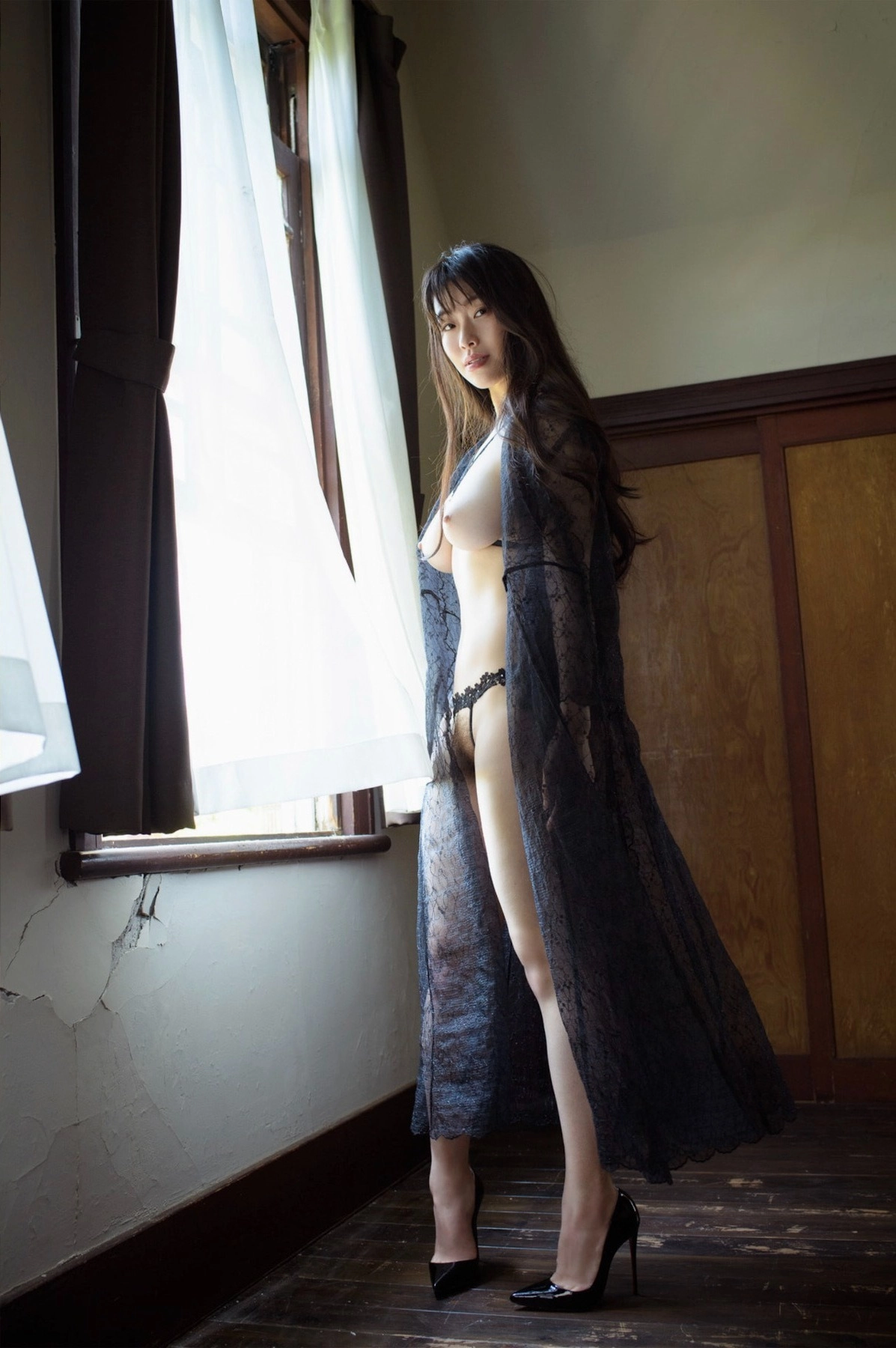 Làn sắc rực rỡ của Oda Asuka thu hút mạnh mẽ