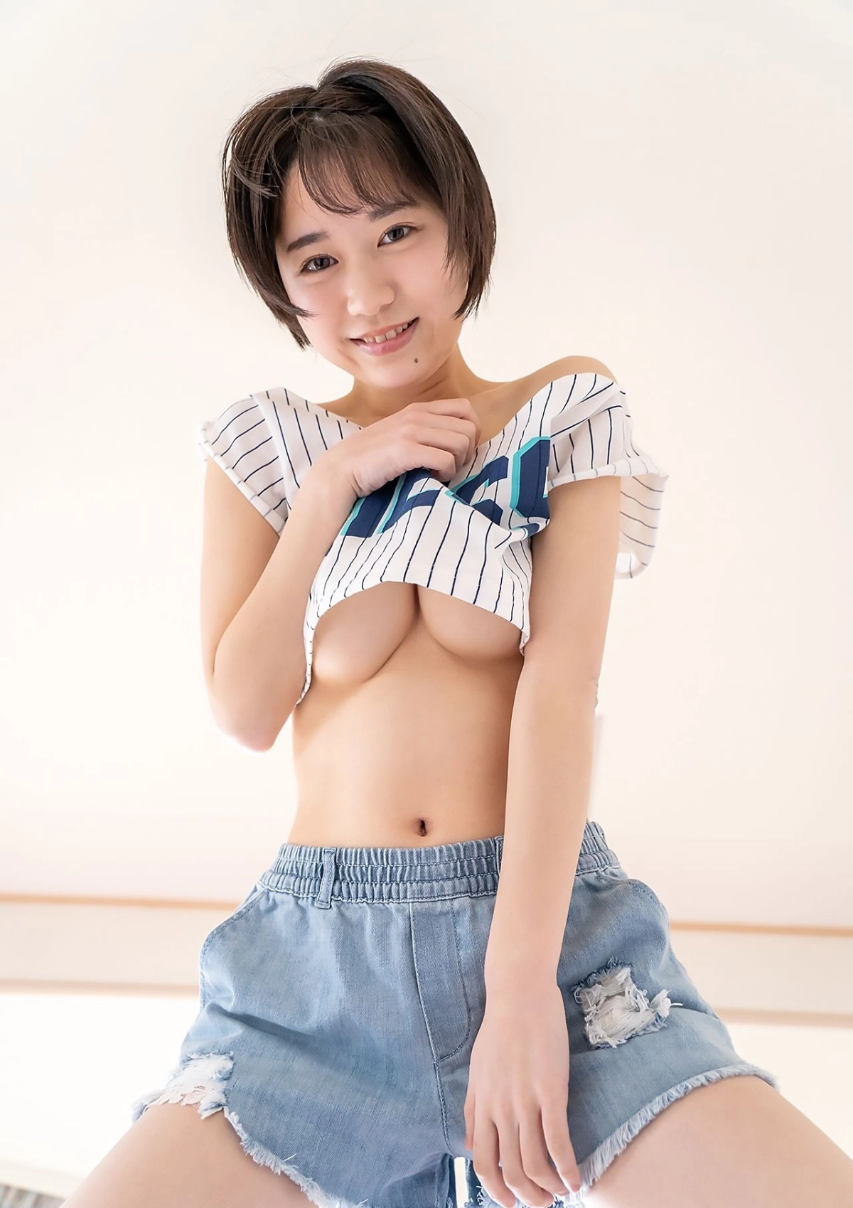 Shiho Fujie nổi bật với đường cong cuốn hút