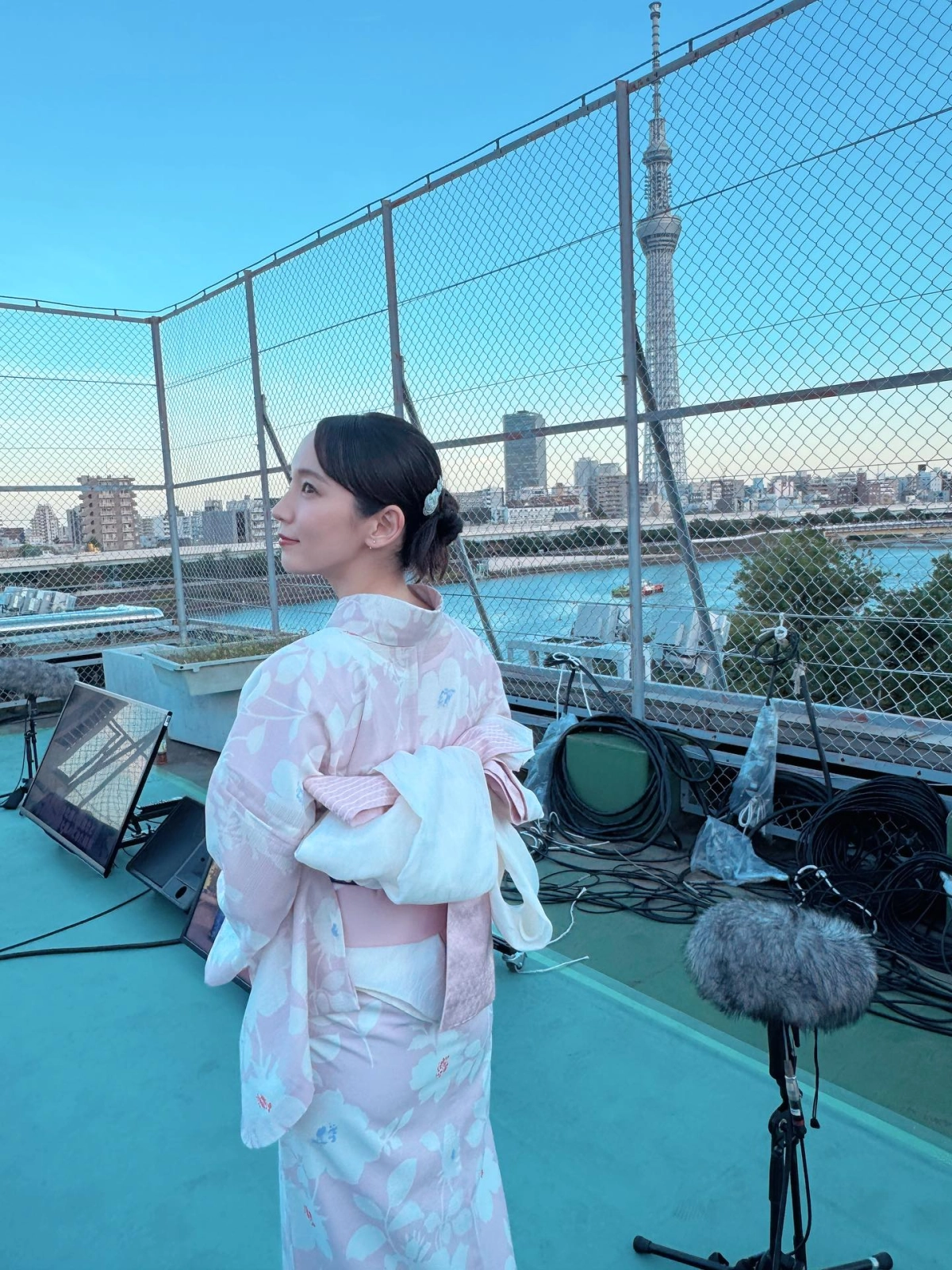 Yoshioka Rifan quay lưng cong cháy sexy nhìn là đổ gục