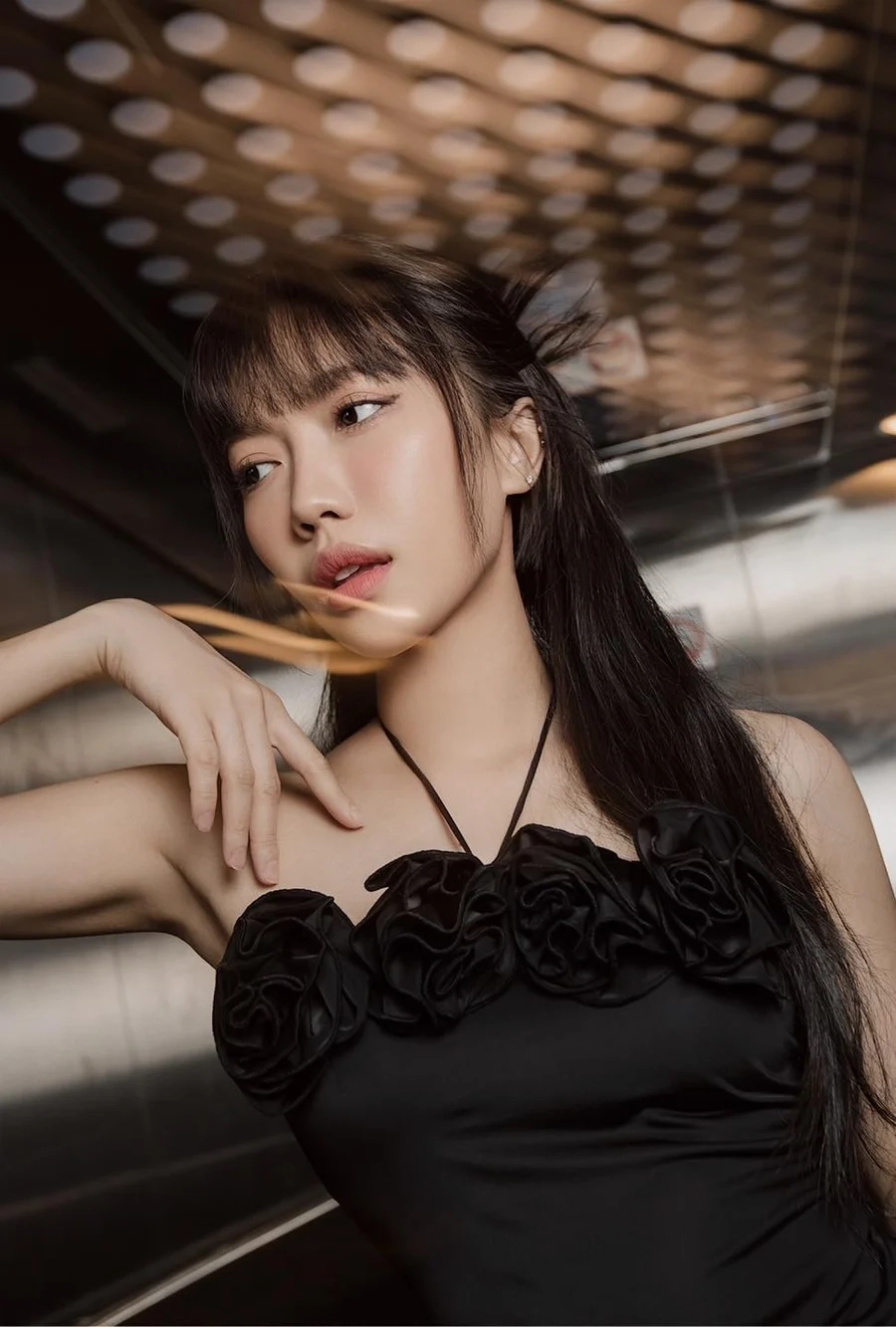 Gái xinh tóc dài mang vẻ đẹp nữ tính.