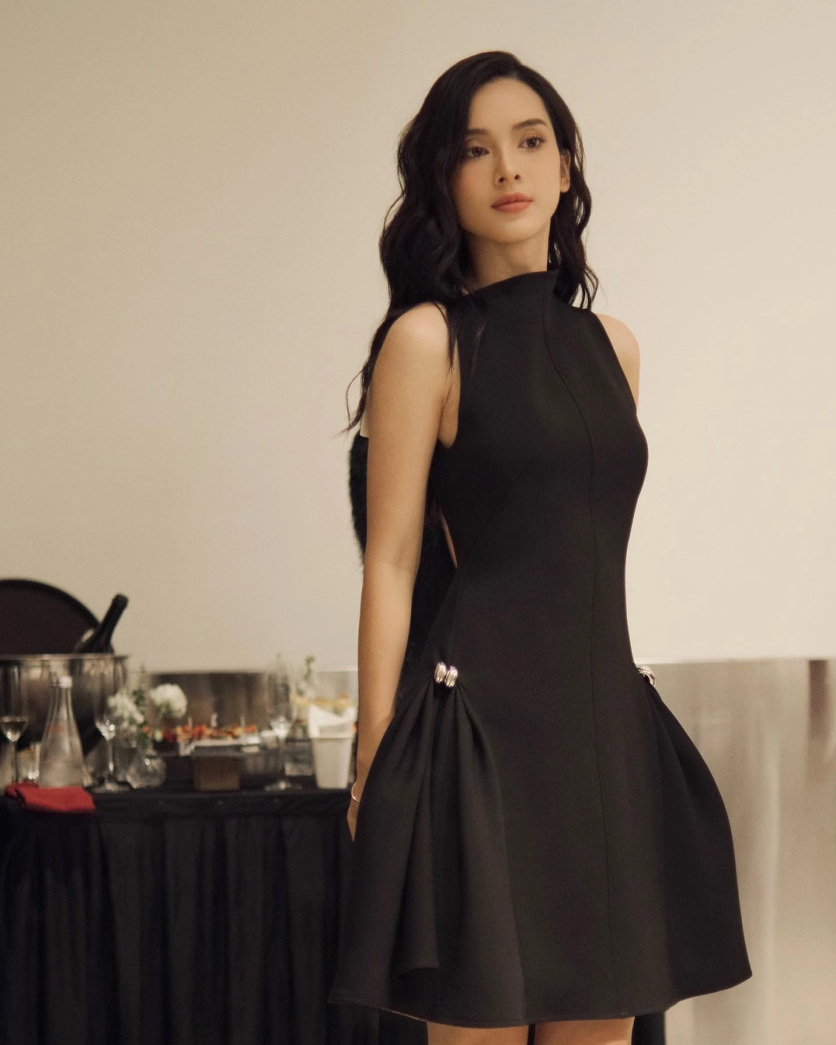 Cô gái xinh phong cách trẻ trung thu hút ánh nhìn.