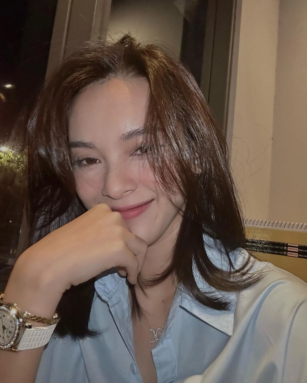 Ảnh cô gái xinh nhẹ nhàng phù hợp chia sẻ mạng xã hội.